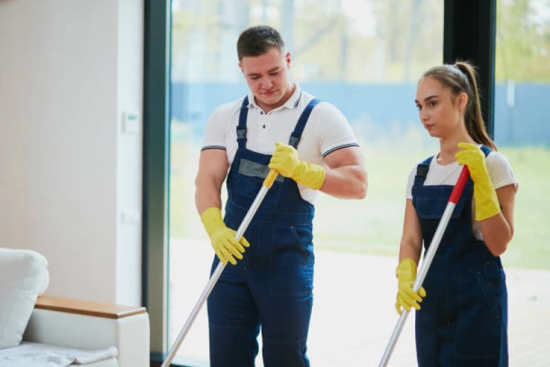 Equipe especializada em limpezas pesadas