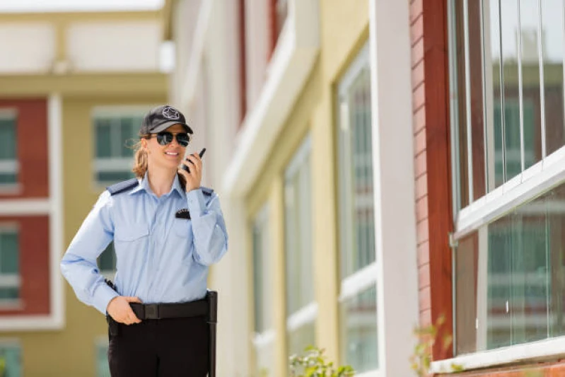 Segurança em portaria de condomínio